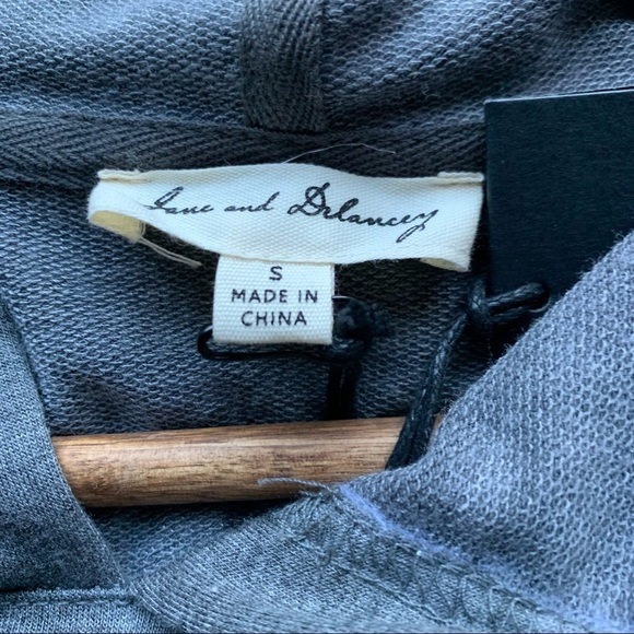 Jane and Delancey | Size Small NWT Grey Camo Hood Long Sleeve Top w/ Ruffle Hem - Picture 4 of 11